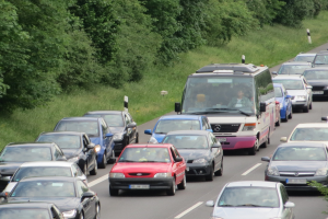 FW Burscheid: Verkehrsstau verzögert schwerwiegenden Verkehrsunfall