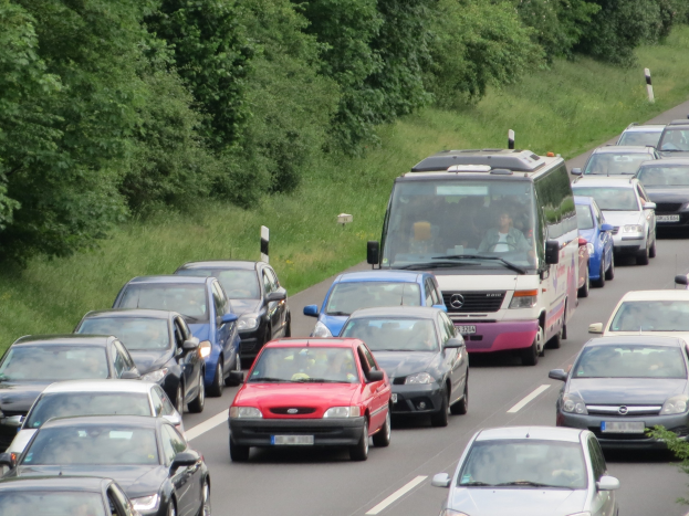 FW Burscheid: Verkehrsstau verzögert schwerwiegenden Verkehrsunfall