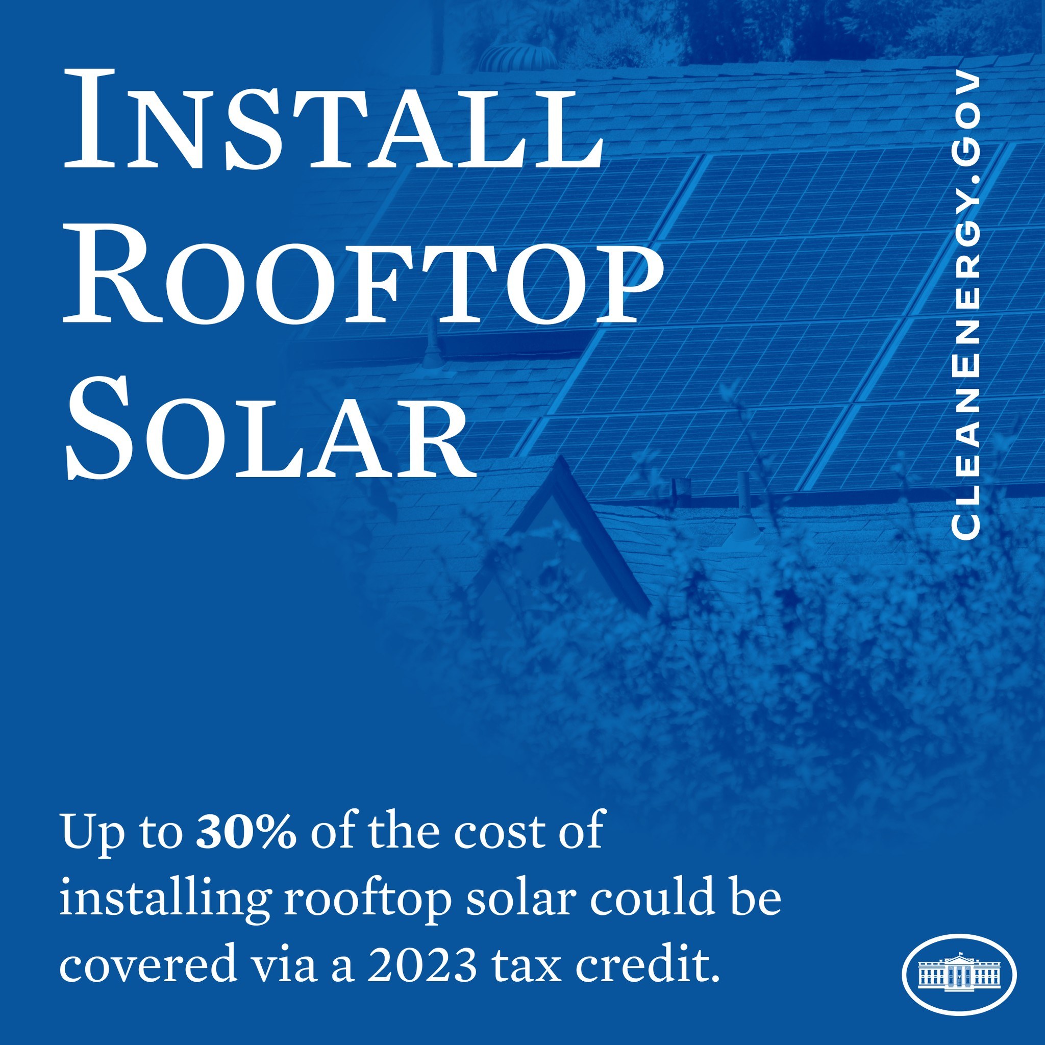 Plakat bewirbt einen 2023er Steuerbonus von bis zu 30% für die Kosten einer Dachsolaranlage, mit Bäumen und einem Gebäude mit Solarpanelen im Hintergrund.