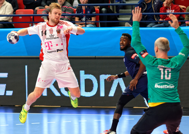 M"anner bei einem Handball-Spiel auf einem Feld w"ahrend der Futsal-Weltmeisterschaft 2019 zwischen Bayern M"unchen und Paris Saint-Germain, mit Zuschauern im Hintergrund.