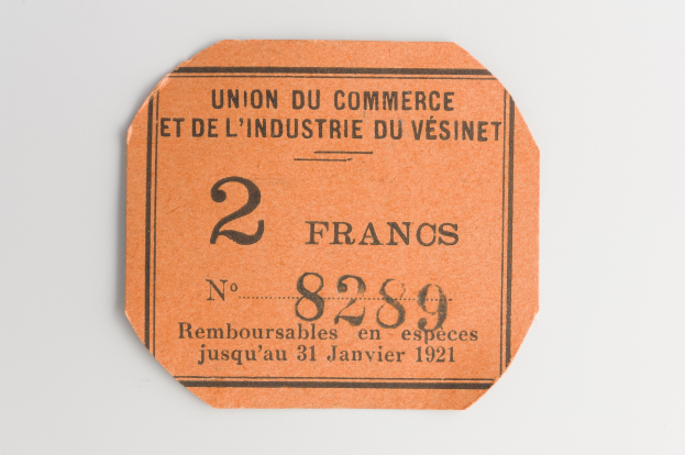 Orangefarbenes Ticket mit "Union du Commerce et de l'Industrie du Vésinet" gedruckt, vor einem weißen Hintergrund.
