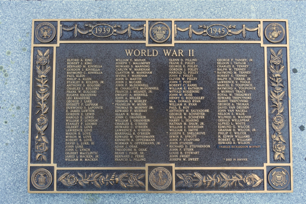 Ein steinerner Gedenkstein mit der Inschrift "Weltkrieg II".