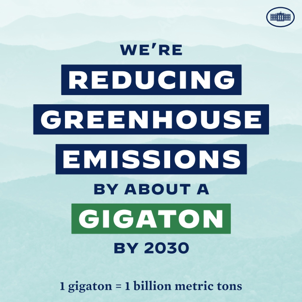 Plakat mit Text und Logo, das "Wir reduzieren die Treibhausgasemissionen um etwa eine Gigatonne bis 2030" besagt und für die Reduzierung der Treibhausgasemissionen bis 2030 wirbt.