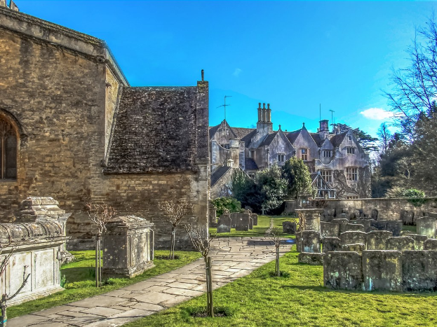 Eine Wohnsiedlung mit Häusern, Gebäuden, Grünflächen und Rasen.