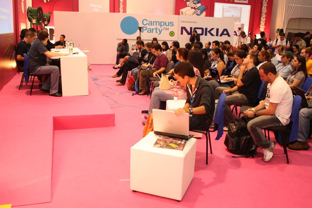 Kyle Cooke macht schockierendes Verabredungseingeständnis bei der 'Virtual Reali-Tea'-Podcast-Aufnahme im Cannes Lions