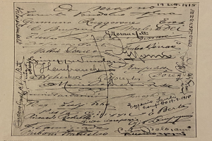 Ein altes Buch mit handgeschriebenem Text, das die Geburtsurkunde eines Mannes und die Umstände seines Todes bei einem Autounfall beschreibt.