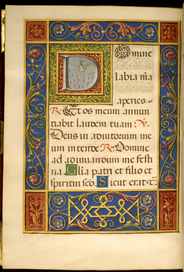 Ein offenes Buch, das ein illuminiertes Manuskript zeigt, mit einem großen, verzierten Buchstaben 'D', umgeben von kunstvollen Designs und farbigem Text.