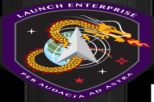 Logo des Space Shuttle Enterprise mit einem wilden Drachen mit ausgebreiteten Flügeln und erhobenem Kopf über einer tiefblauen Erde mit weißer Umrandung und fettem schwarzem Text darunter, der "Space Shuttle Enterprise" lautet.