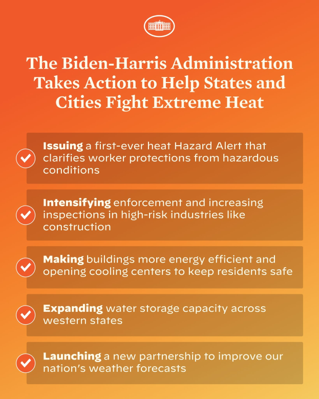 Plakat mit der Aufschrift "Die Biden-Harris-Verwaltung setzt sich dafür ein, dass Bundesstaaten und Städte extreme Hitze bekämpfen" mit einem roten und weißen Schild-Design und einem Blitzsymbol, eingerahmt von einem gelben Rand.