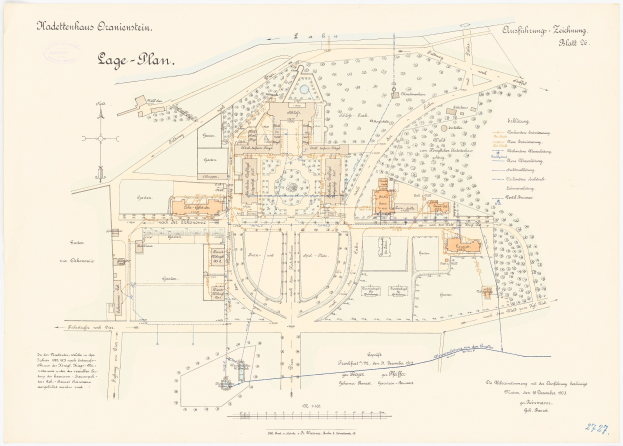 Ein detaillierter Stadtplan von Köln, Deutschland, mit einer handgezeichneten Gebäudeillustration auf einem Papierüberlag, das Text über die Geschichte, Kultur und Sehenswürdigkeiten der Stadt enthält.