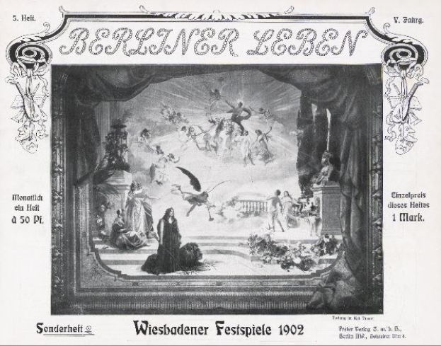 Schwarz-weiß-Foto einer Bühne mit dem Label "Wiesbadener Festspiele 1902" und Darstellern in traditioneller deutscher Tracht sowie einem applaudierenden Publikum.