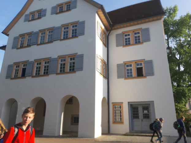 Solingen-Tisch: Kiwanis Club spendet 3.000 Euro für Schulranzen