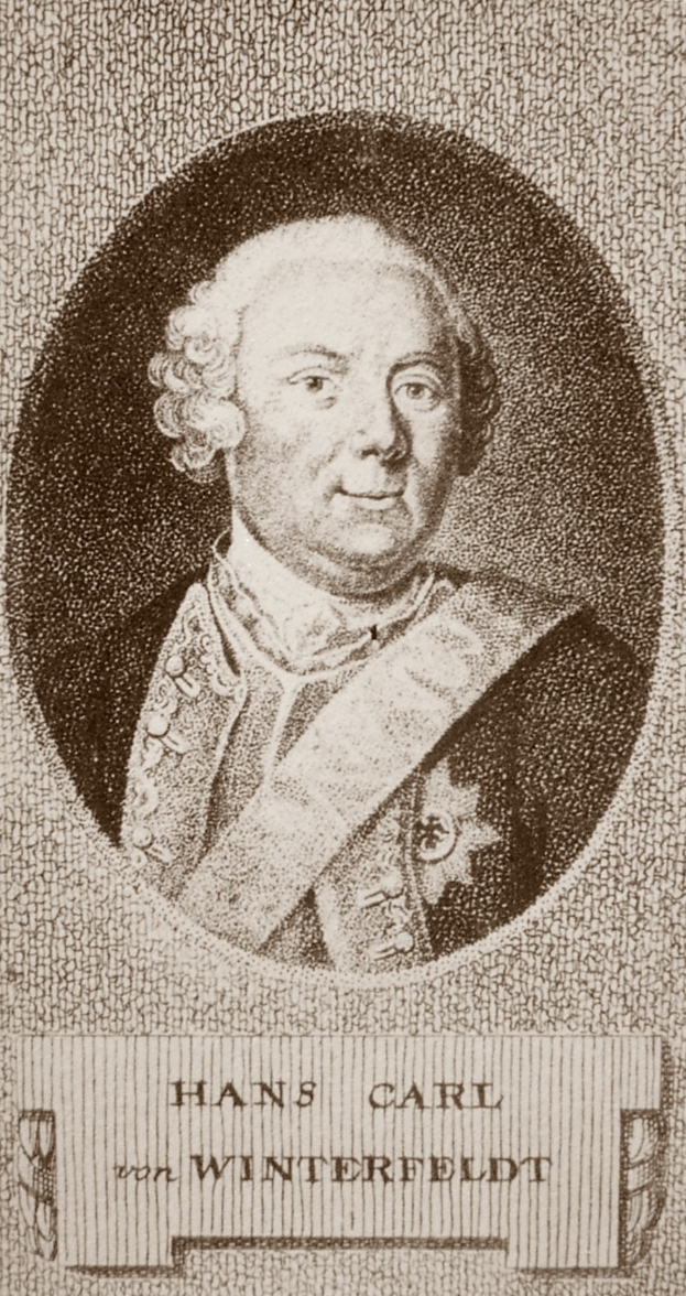 Schwarz-weiß-Portr├Ąt von Hans Carl von Winterfeldt, ein Mann mit ernstem Gesichtsausdruck, mit Text unten im Bild.