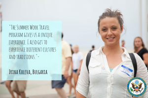 Eine Frau mit einer Tasche lächelt, während sie von einer Gruppe von Menschen umgeben ist, mit Text auf der linken Seite über ein Sommerarbeitprogramm.