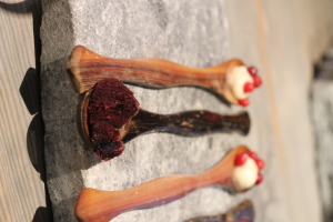 Holzlöffel mit einem Lebensmittel darauf.