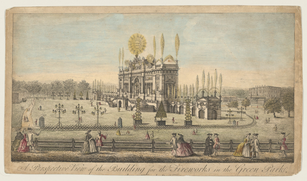 Luftaufnahme eines grünen Parks mit einem Gebäude für Feuerwerk, Menschen auf dem Boden, einem Zaun, Straßenlaternen, Lichtern, Bäumen, umliegenden Gebäuden und einem bewölkten Himmel, mit Text am unteren Rand.