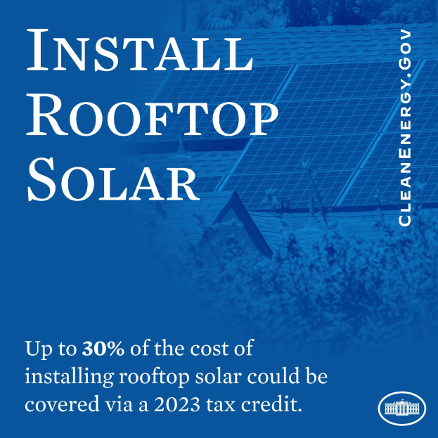 Plakat für die Installation von Dachsolaranlagen mit einem Steuerguthaben von 2023, B├Ąumen und einem Geb├Ąude mit Solarpanelen im Hintergrund.