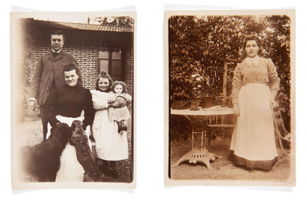 Zwei Schwarz-Weiß-Fotos einer Familie, die zusammen posieren, mit einem Mann, der einen Hund hält, links, und zwei Frauen, die rechts lächeln, vor einem Hintergrund aus Bäumen, einem Haus und einem Tisch mit Gegenständen.