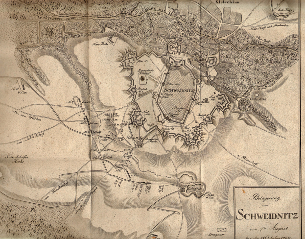 Detailierte historische Karte von Schweidnitz, Deutschland, zeigt Straßen, Gebäude und Sehenswürdigkeiten mit begleitendem Text über die Bevölkerung, Geschichte und Kultur der Stadt.