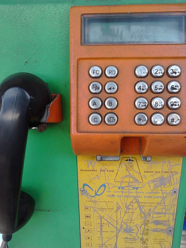 Ein grüner und oranger Telefonhörer.