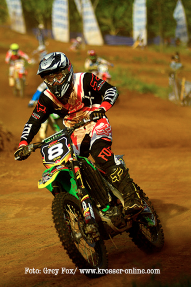 Mehrere Personen bei einer Motorrad-Rennfahrt, alle mit Helmen