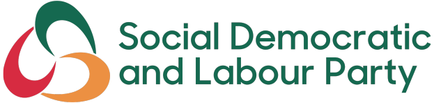 'sozialdemokratische und gewerkschaftliche partei' in fetter schwarzer Schrift, mittig auf einem weißen Hintergrund mit einem dünnen schwarzen Rand.