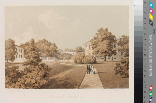 Eine Zeichnung eines Parks mit spazierenden Menschen, umgeben von Bäumen, Gebäuden und einer Brücke, unter einem bewölkten Himmel, mit dem Text "Die zweite Dombrücke in Düsseldorf" unten.